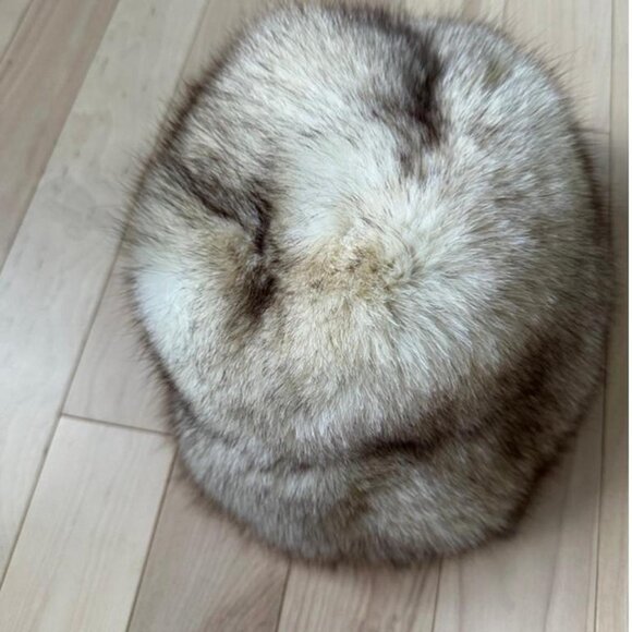 Vintage fur hat by Création Vittorio, crafted in a soft natural fur - Picture 3 of 6